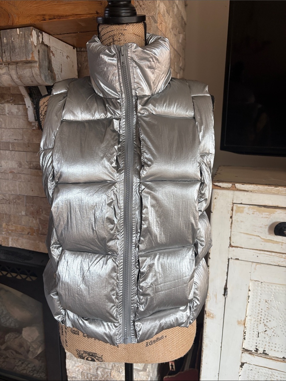 New in metallic silver cropped puffer vest with zip closure